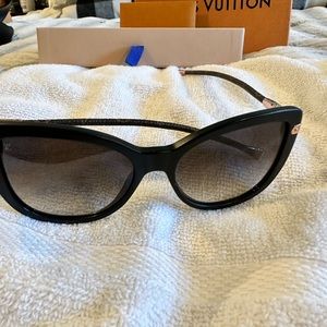 LV Charolette sunglasses no scratches gave case box like new